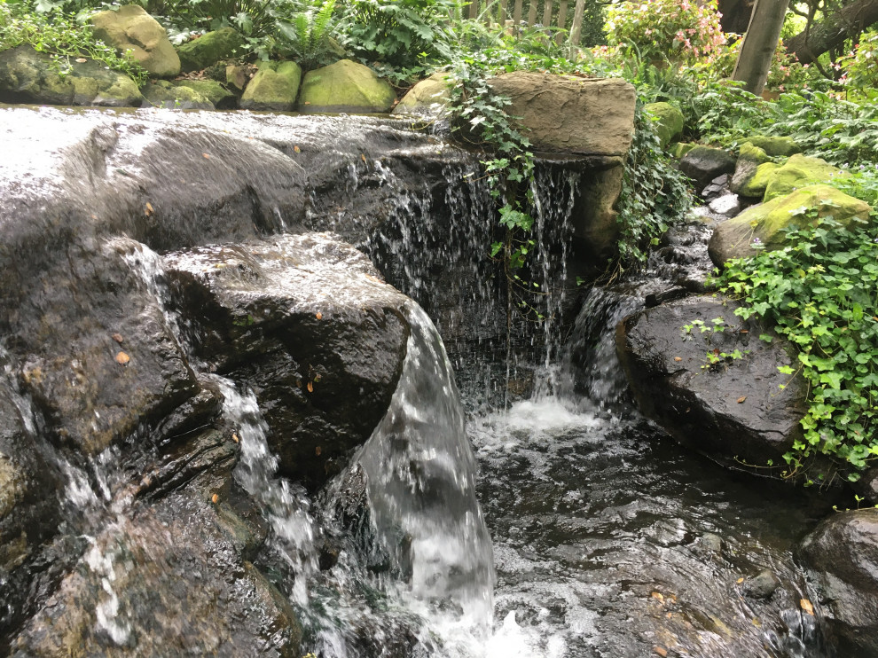 Idéer för att renovera en stor medelhavsstil bakgård i skuggan vattenfall