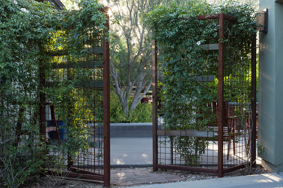 Esempio di un giardino xeriscape industriale esposto a mezz'ombra di medie dimensioni e nel cortile laterale in primavera