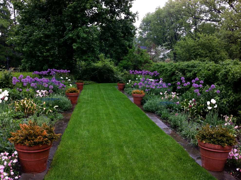 Свежая идея для дизайна: участок и сад на заднем дворе в классическом стиле с газонным бордюром - отличное фото интерьера