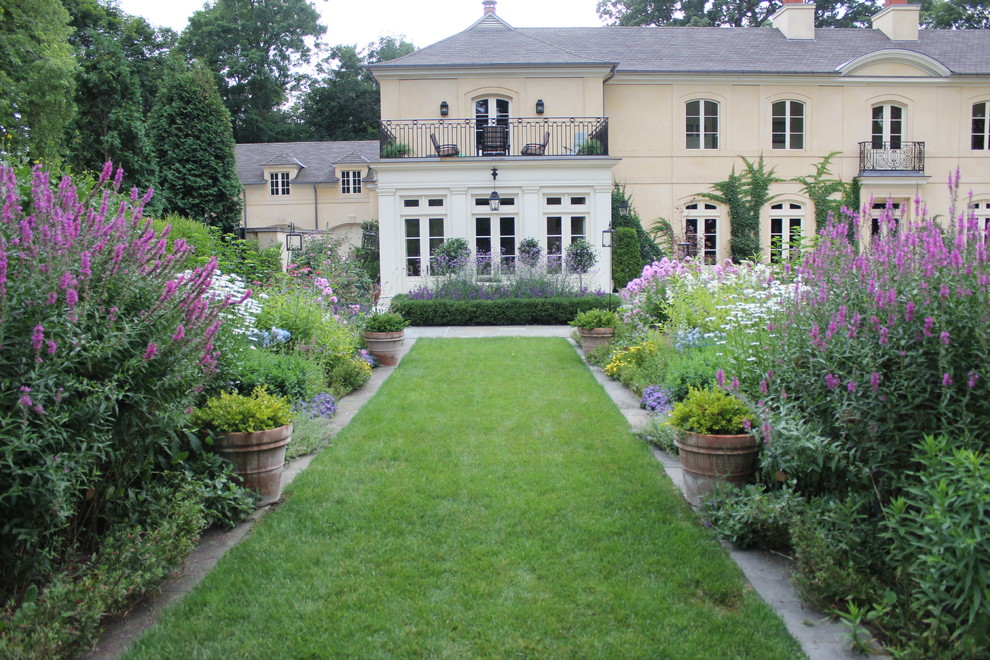 Geometrischer Klassischer Garten hinter dem Haus in Sonstige