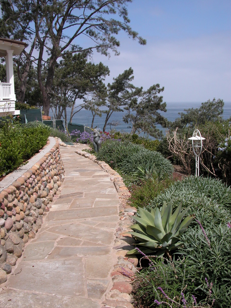 Réalisation d'un jardin marin avec un mur de soutènement.