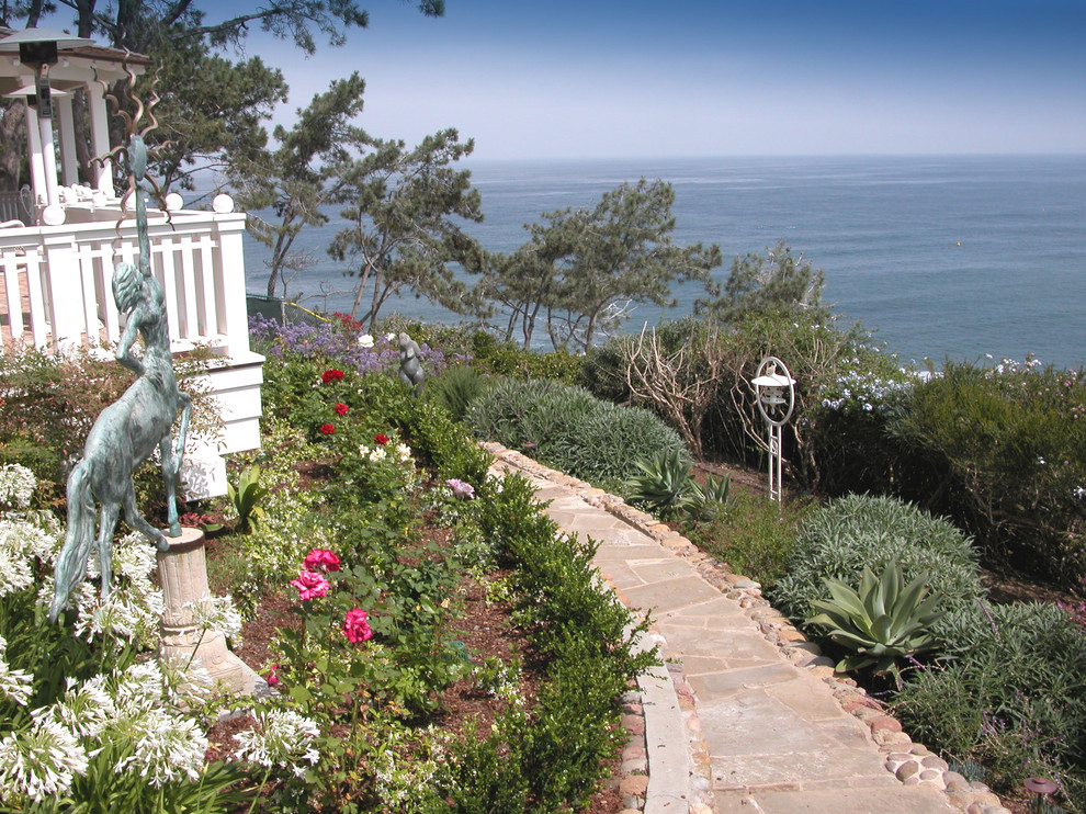 Esempio di un giardino stile marinaro esposto in pieno sole con un pendio, una collina o una riva