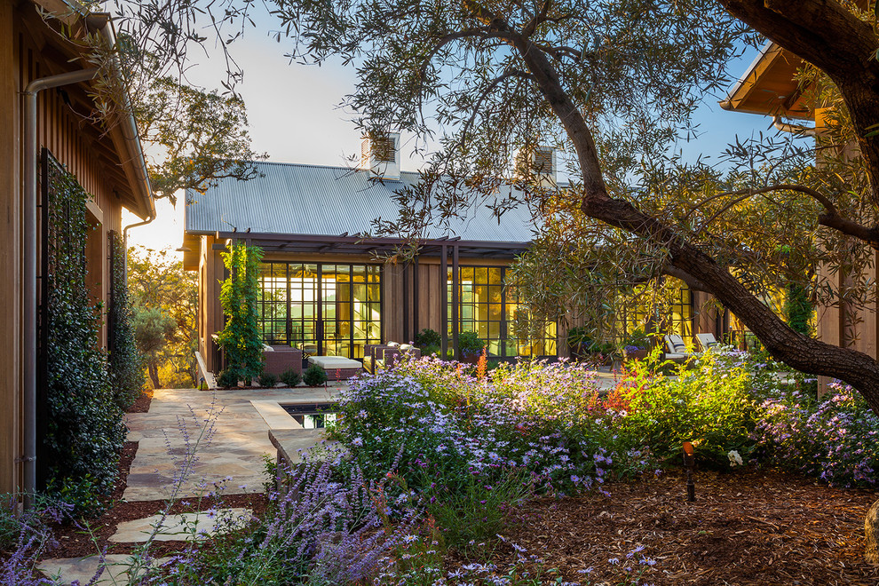 Geometrischer Klassischer Garten hinter dem Haus mit Wasserspiel in San Francisco