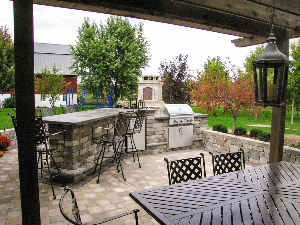 Foto di un giardino tradizionale di medie dimensioni e dietro casa con un muro di contenimento e pavimentazioni in cemento