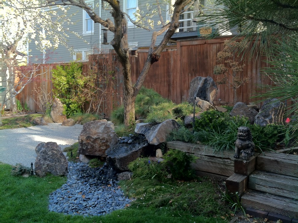 На фото: летний участок и сад среднего размера на заднем дворе в восточном стиле с полуденной тенью и покрытием из гравия