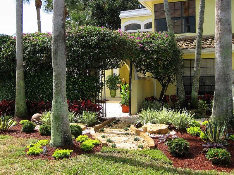 Garten hinter dem Haus mit Natursteinplatten in Miami