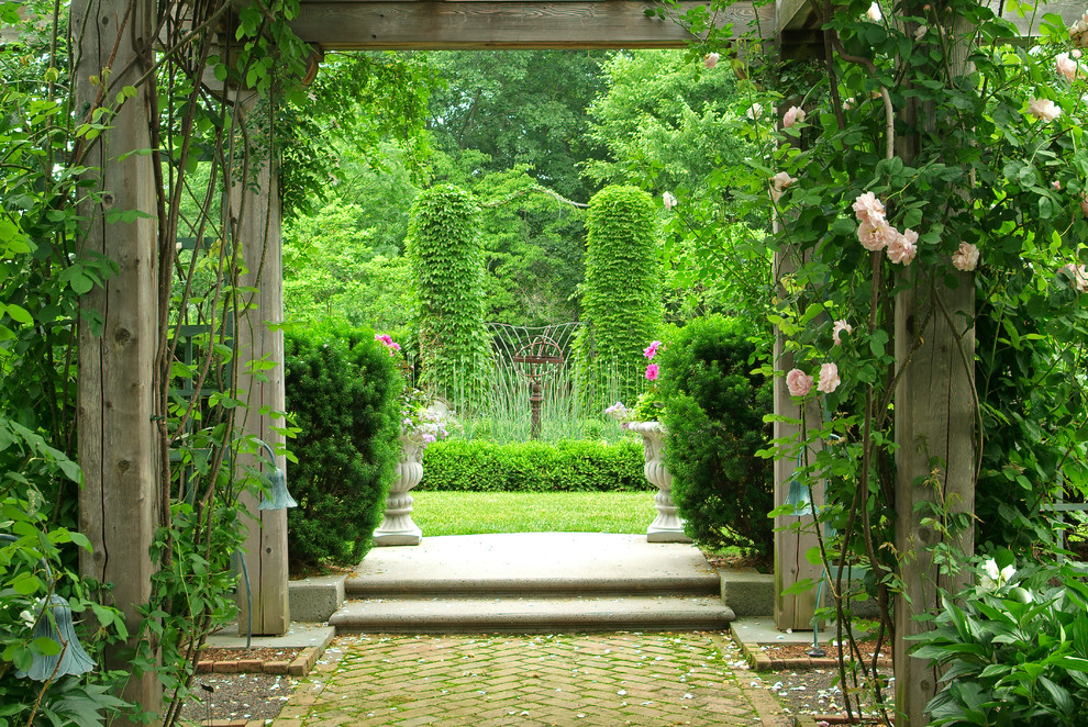 Geometrischer Klassischer Garten mit Pflastersteinen in Philadelphia