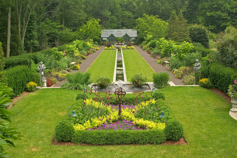 Идея дизайна: огромный солнечный регулярный сад на заднем дворе в классическом стиле с садовой дорожкой или калиткой и хорошей освещенностью