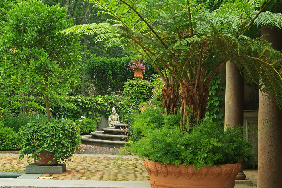 На фото: регулярный сад в восточном стиле с мощением клинкерной брусчаткой