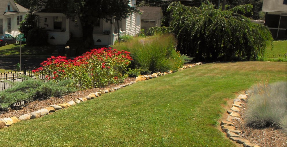 Пример оригинального дизайна: солнечный регулярный сад среднего размера на переднем дворе в классическом стиле с хорошей освещенностью
