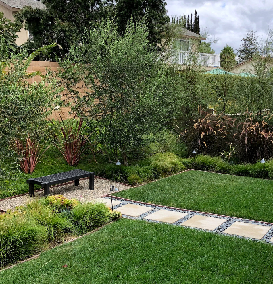 Immagine di un giardino formale moderno esposto in pieno sole di medie dimensioni e dietro casa con ghiaia