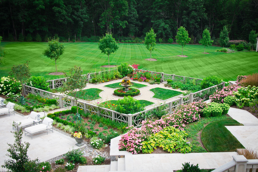 Пример оригинального дизайна: огромный солнечный регулярный сад на заднем дворе в классическом стиле с хорошей освещенностью и покрытием из гравия