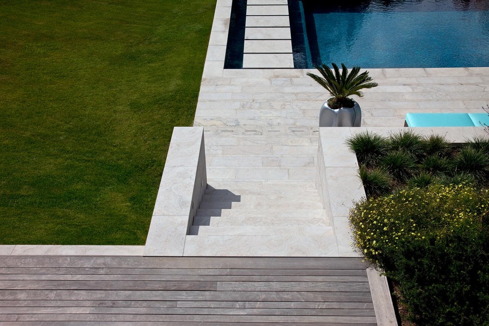 Свежая идея для дизайна: участок и сад в стиле модернизм с подпорной стенкой - отличное фото интерьера