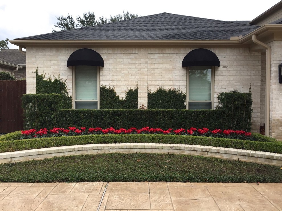 Design ideas for a large transitional partial sun front yard stone landscaping in Houston for spring.