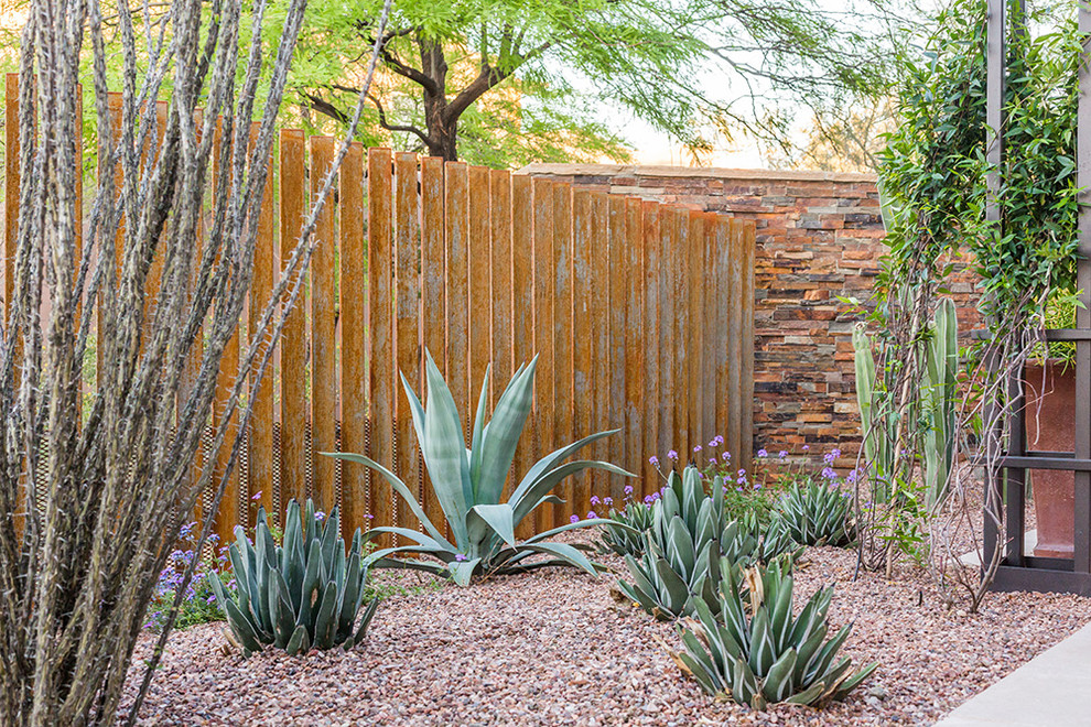 Пример оригинального дизайна: весенний засухоустойчивый сад среднего размера на заднем дворе в стиле лофт с садовой дорожкой или калиткой и полуденной тенью