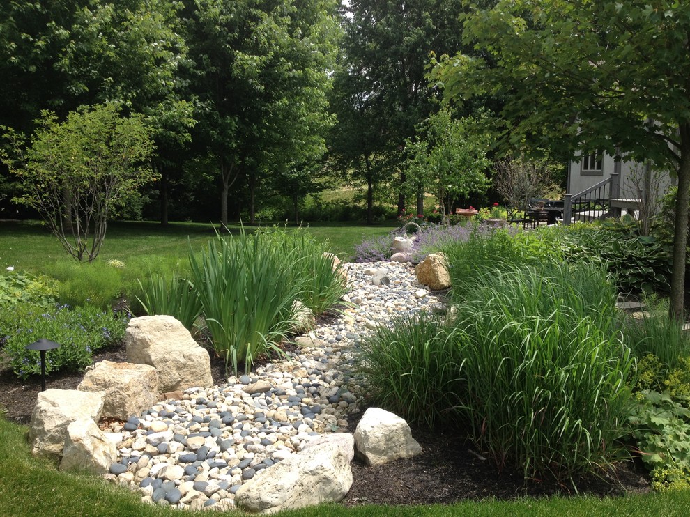 This is an example of a medium sized classic back full sun garden in Columbus with a garden path and gravel.
