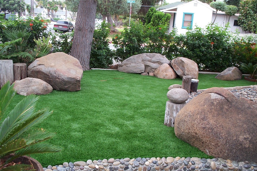 Пример оригинального дизайна: засухоустойчивый сад среднего размера на заднем дворе в классическом стиле с покрытием из каменной брусчатки