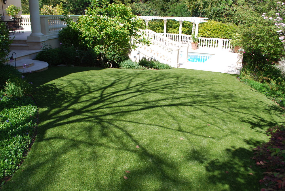 Идея дизайна: огромный солнечный засухоустойчивый сад на заднем дворе в классическом стиле с хорошей освещенностью и мощением тротуарной плиткой