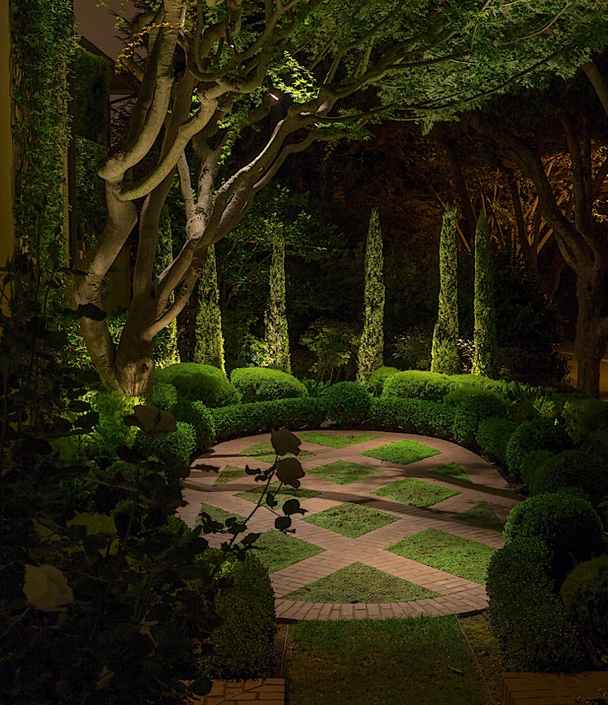 Ispirazione per un grande giardino formale tropicale esposto a mezz'ombra dietro casa con un ingresso o sentiero e pavimentazioni in mattoni