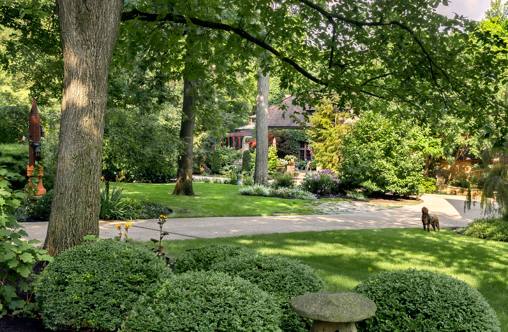 На фото: летний участок и сад среднего размера на переднем дворе в классическом стиле с полуденной тенью с