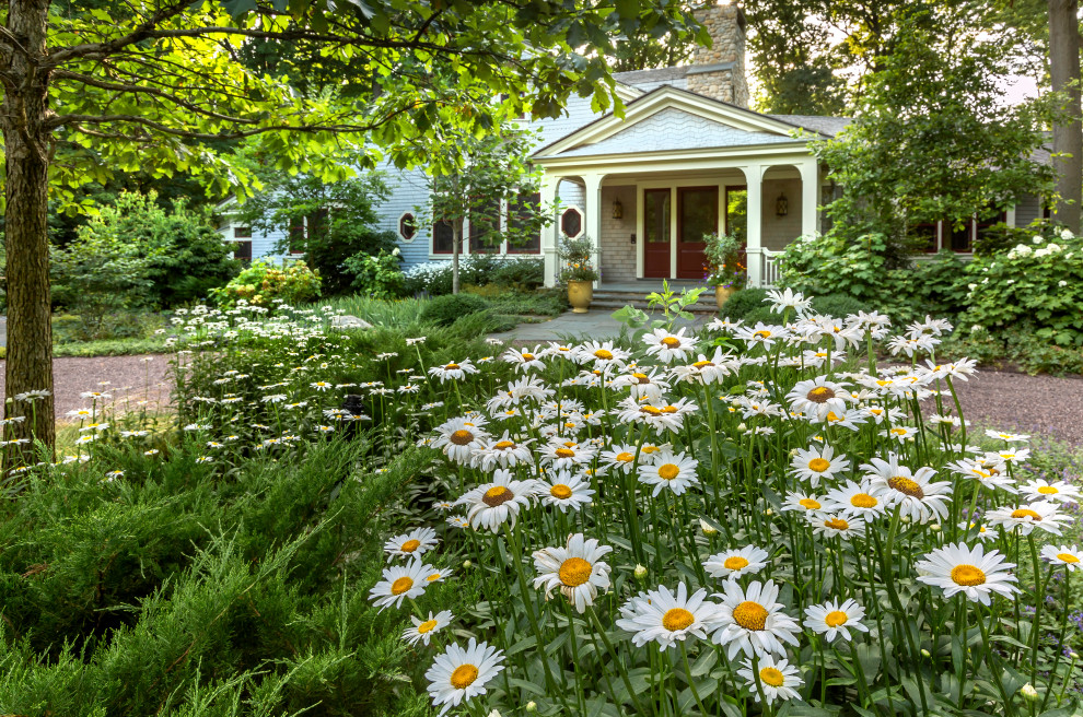 Inspiration för en mellanstor vintage trädgård i delvis sol framför huset på sommaren, med naturstensplattor