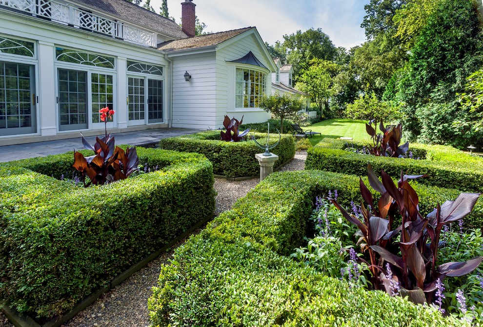 Foto di un giardino formale chic esposto in pieno sole di medie dimensioni e dietro casa in estate con ghiaia