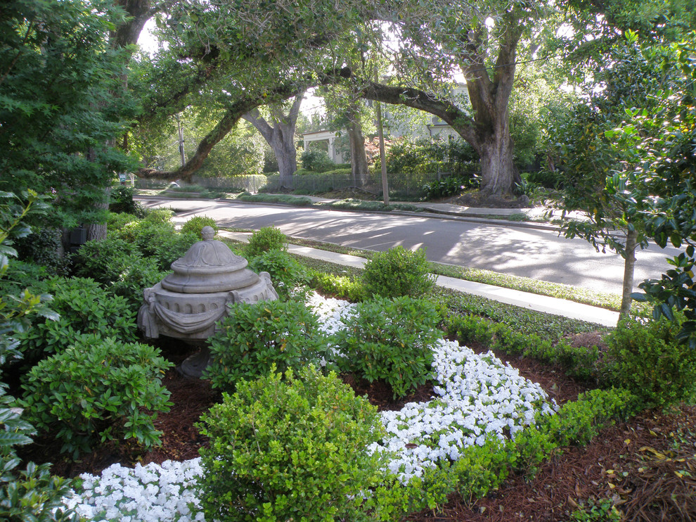 Идея дизайна: солнечный, весенний участок и сад среднего размера на переднем дворе в классическом стиле с хорошей освещенностью и покрытием из каменной брусчатки