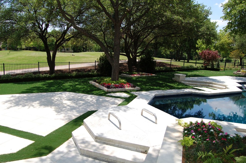 Esempio di un giardino minimalista esposto a mezz'ombra dietro casa con pavimentazioni in cemento