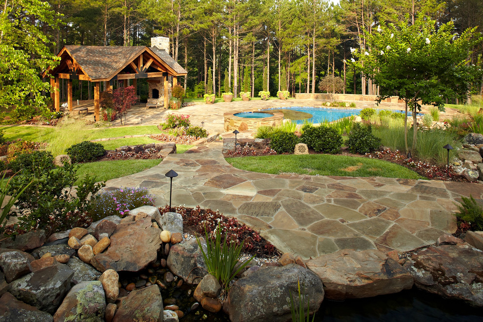 Cette photo montre un grand jardin arrière montagne l'été avec un point d'eau, une exposition partiellement ombragée et des pavés en pierre naturelle.