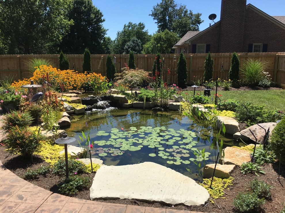 Immagine di un grande giardino chic esposto a mezz'ombra dietro casa in estate con pavimentazioni in pietra naturale
