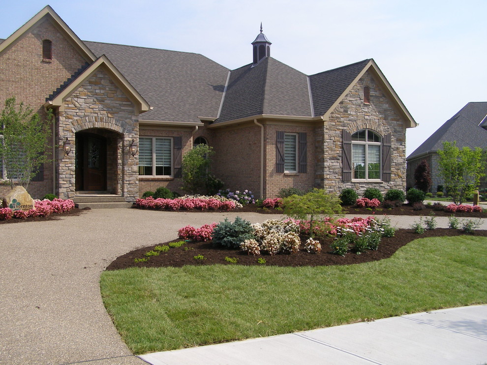 Inspiration for a mid-sized modern full sun front yard driveway in Cincinnati for spring.