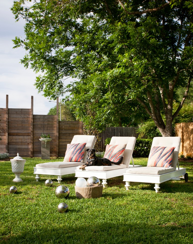Photo of a contemporary garden in Austin.
