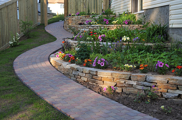 Идея дизайна: маленький участок и сад на боковом дворе в классическом стиле с подпорной стенкой для на участке и в саду