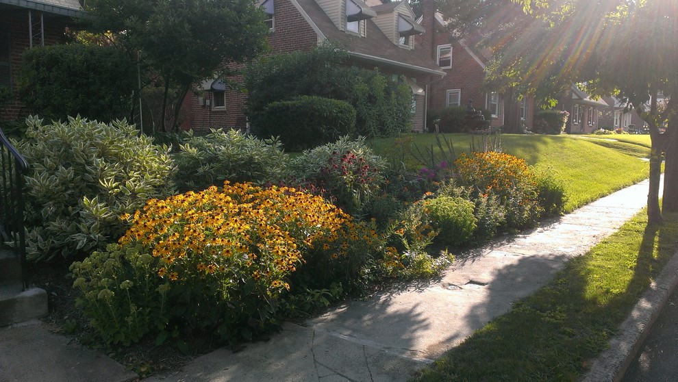 Kleiner, Schattiger Landhausstil Garten hinter dem Haus mit Wasserspiel und Betonboden in Philadelphia