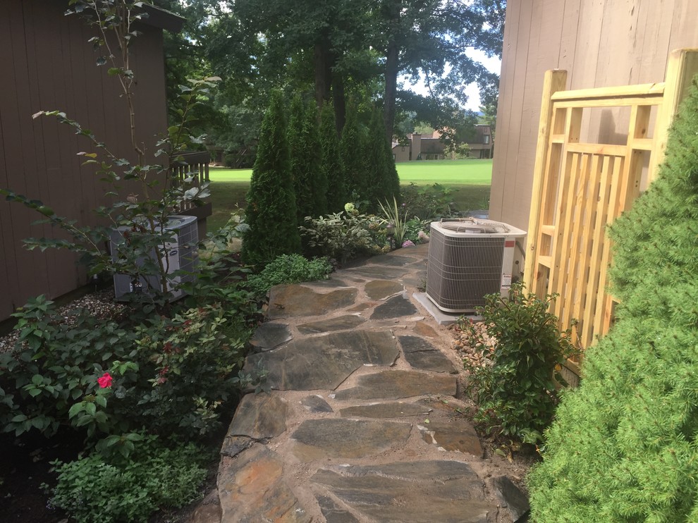 Idee per un piccolo giardino tradizionale esposto a mezz'ombra nel cortile laterale in estate con un ingresso o sentiero e pavimentazioni in pietra naturale