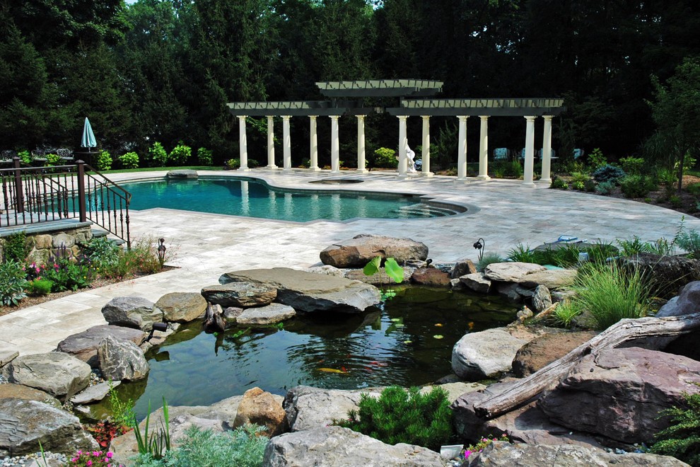 Foto de jardín clásico grande en verano en patio trasero con estanque, exposición total al sol y adoquines de piedra natural