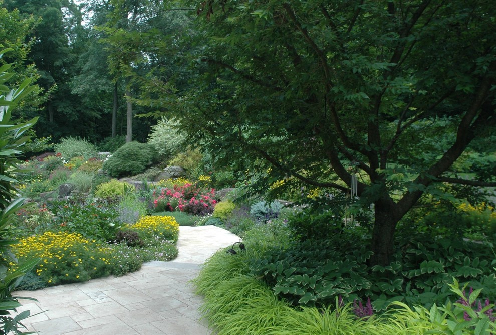 Идея дизайна: большой участок и сад в классическом стиле