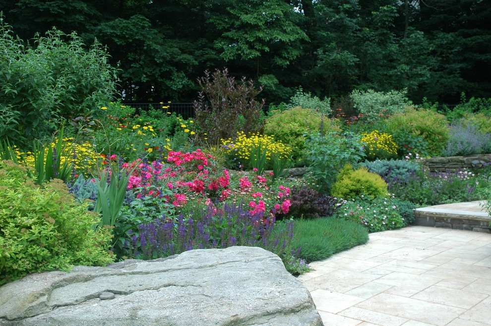 Mittelgroßer Klassischer Garten hinter dem Haus, im Frühling mit direkter Sonneneinstrahlung und Betonboden in New York