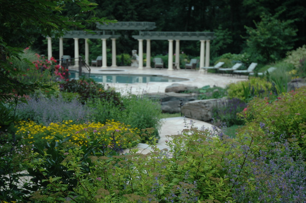 На фото: огромный участок и сад в классическом стиле