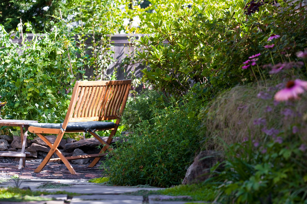 Свежая идея для дизайна: солнечный, летний огород на участке среднего размера на заднем дворе в стиле кантри с хорошей освещенностью и покрытием из каменной брусчатки - отличное фото интерьера
