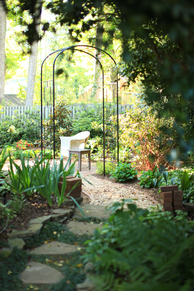 Foto de jardín romántico de tamaño medio en primavera en patio trasero con exposición reducida al sol