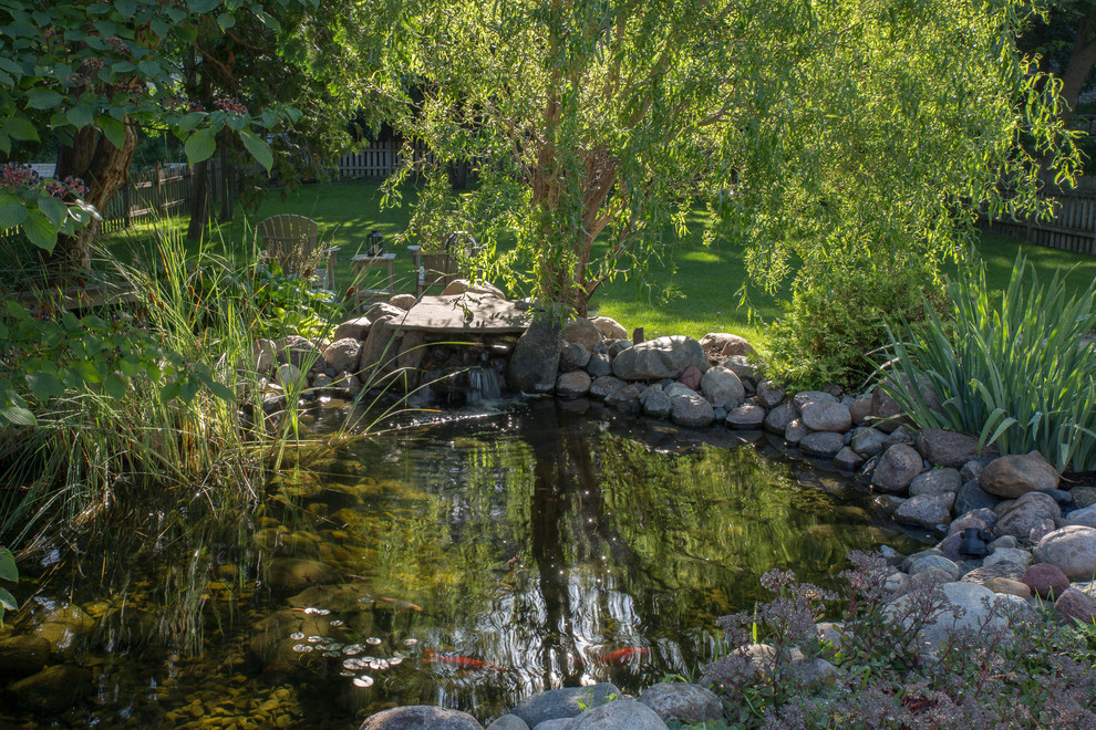 Ispirazione per un laghetto da giardino in ombra di medie dimensioni e dietro casa
