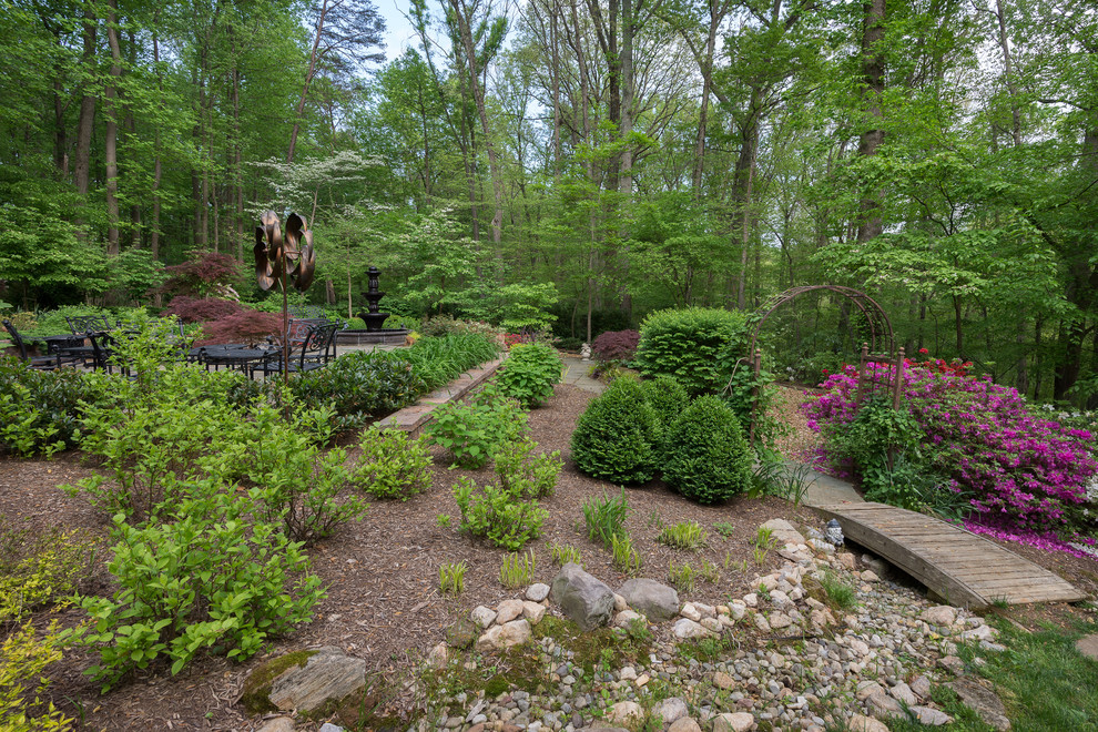 Cette photo montre un aménagement d'entrée ou allée de jardin arrière tendance de taille moyenne et l'été avec une exposition partiellement ombragée et des pavés en pierre naturelle.