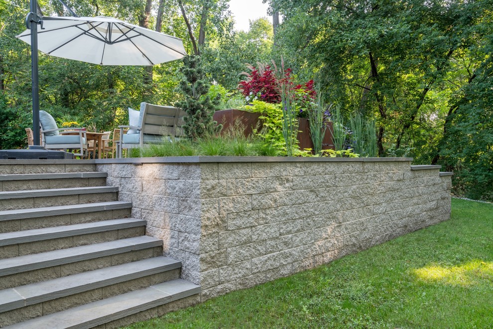 Ispirazione per un grande giardino moderno dietro casa con pavimentazioni in pietra naturale