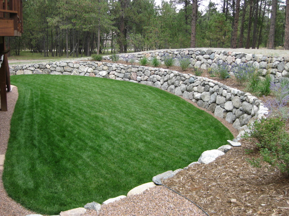 Geometrischer, Mittelgroßer, Halbschattiger Klassischer Garten im Sommer mit Mulch in Denver