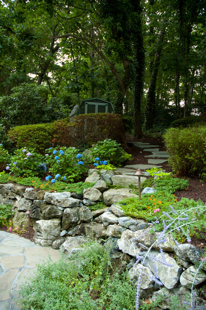 Idee per un grande giardino classico esposto a mezz'ombra dietro casa in estate con pavimentazioni in pietra naturale