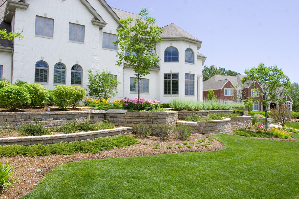 Inspiration for a large traditional back garden in Chicago with a retaining wall.