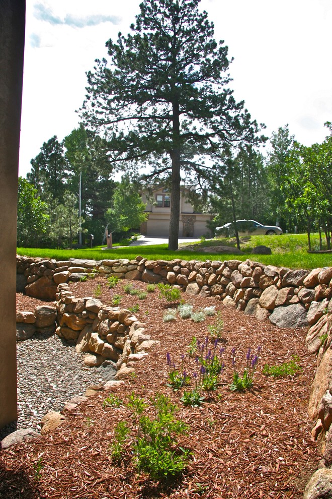 Mittelgroße Klassische Gartenmauer hinter dem Haus mit Natursteinplatten in Denver