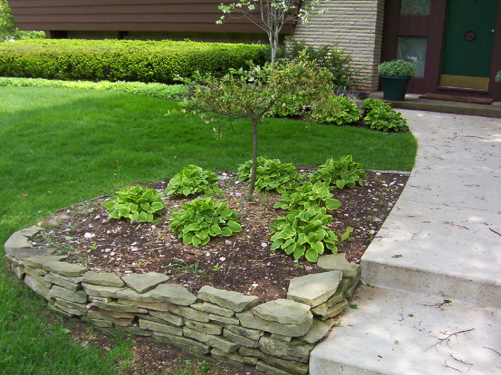 Свежая идея для дизайна: участок и сад на переднем дворе в стиле неоклассика (современная классика) - отличное фото интерьера