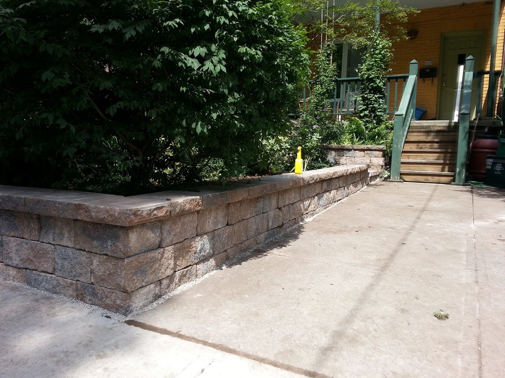 Schattiger Klassischer Garten im Frühling mit Natursteinplatten in Toronto